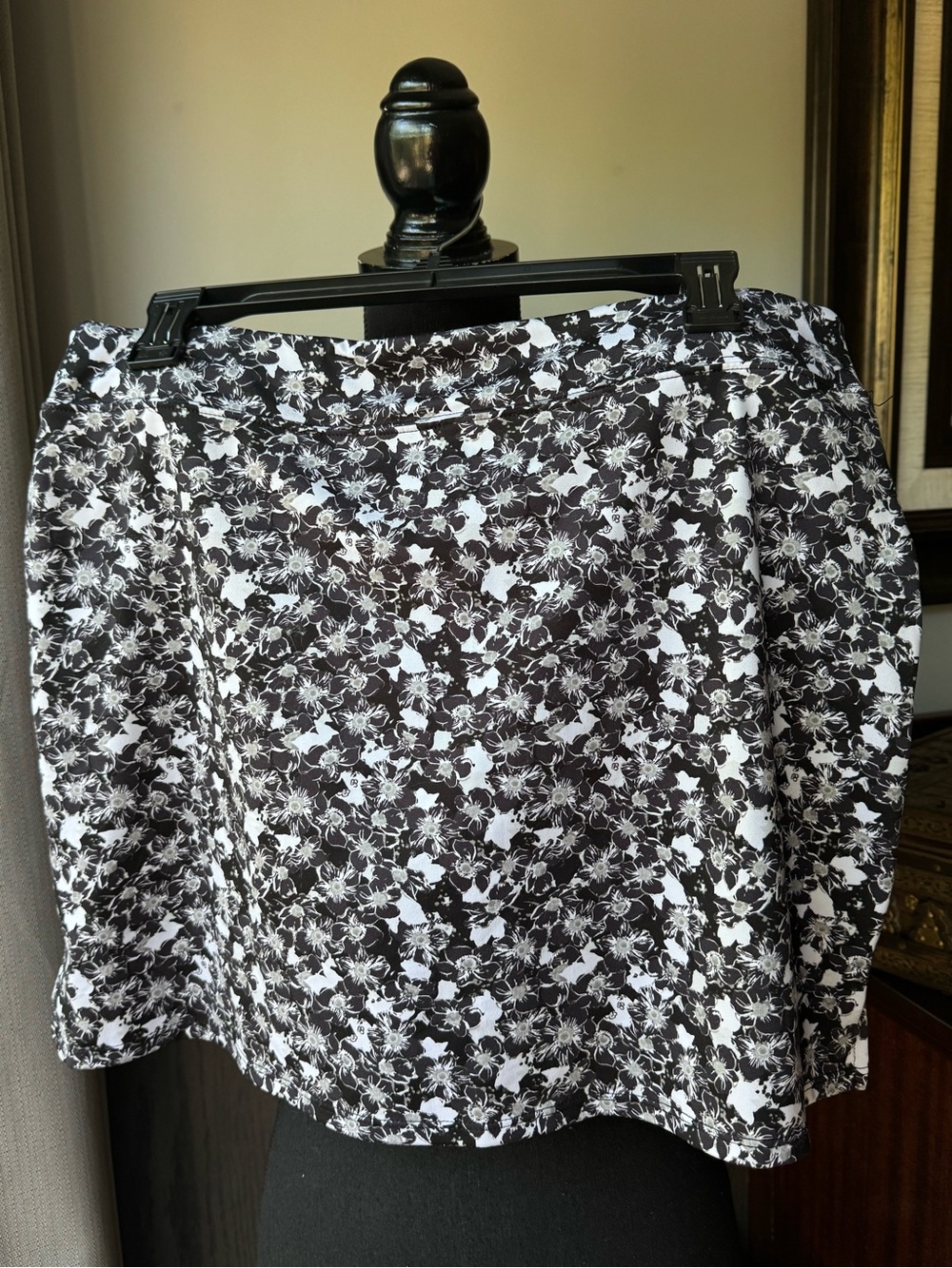 Tranquility by Colorado Clothing Black and White Floral Skort large Euc - Picture 2 of 4